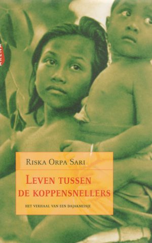 Leven tussen de koppensnellers - Het verhaal van een Dajakmeisje -