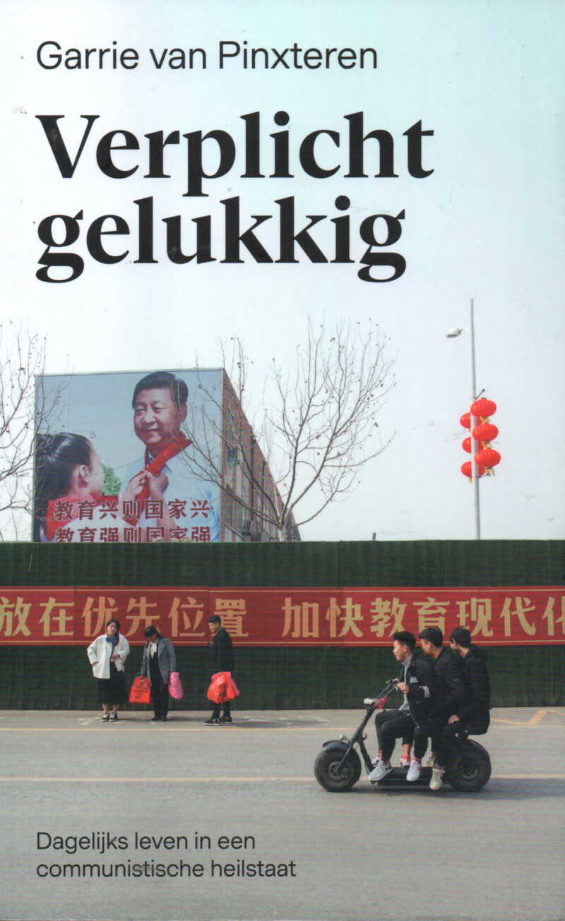 Verplicht gelukkig - Dagelijks leven in een communistische heilstaat -